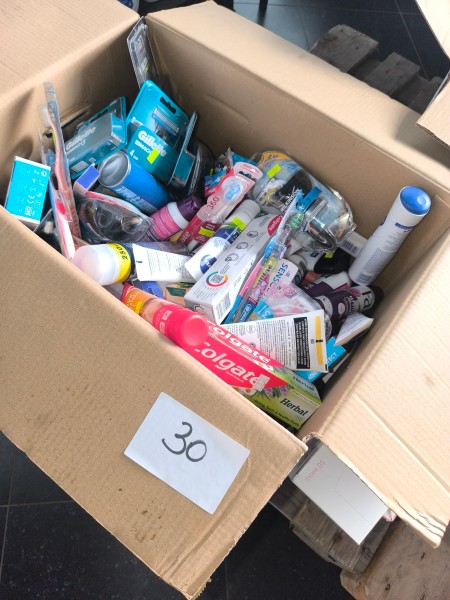 Een assortiment lichaamsverzorgingsproducten (scheermesjes, scheermesjes, shampoo, tandpasta, tandenborstels, …) – kavel bij Auctionline, Anderlecht