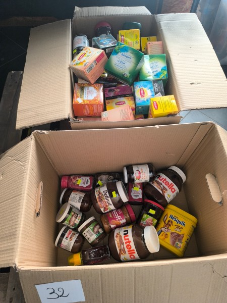 Een assortiment koffie, thee, chocolademelk, honing, … – kavel bij Auctionline, Anderlecht