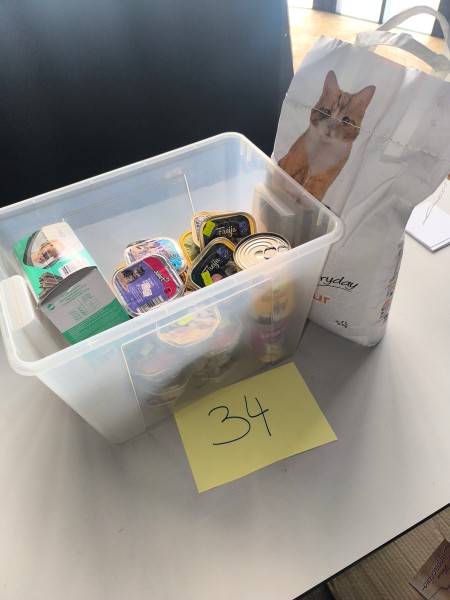 Een assortiment honden- en kattenvoer + 1 zak grind – kavel bij Auctionline, Anderlecht