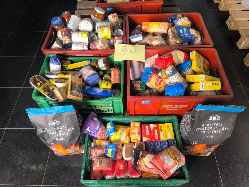 Een assortiment ingeblikte en in potten verpakte voedingsmiddelen + 2 zakken houtskool – kavel bij Auctionline, Anderlecht