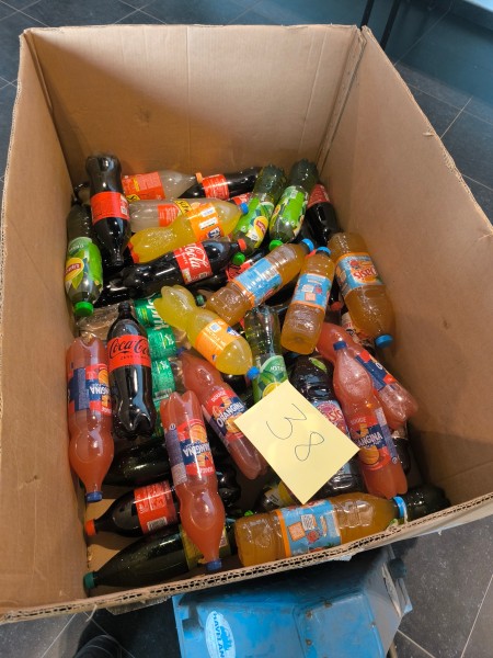 Een assortiment grote flessen diverse frisdranken – kavel bij Auctionline, Anderlecht