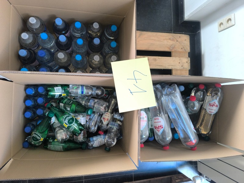 Een assortiment flessen water – kavel bij Auctionline, Anderlecht