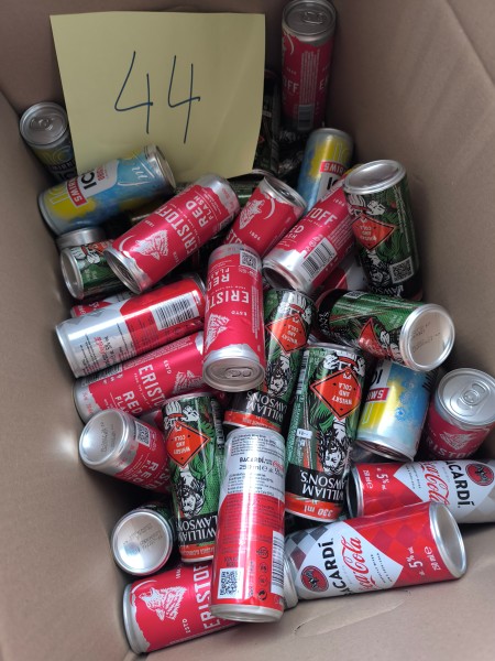 Een partij alcoholische dranken in blikjes (Eristoff, JB, William Lawson,…) – kavel bij Auctionline, Anderlecht