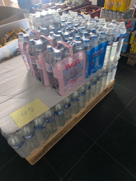 Een partij flessen water in verpakkingen – kavel bij Auctionline, Anderlecht