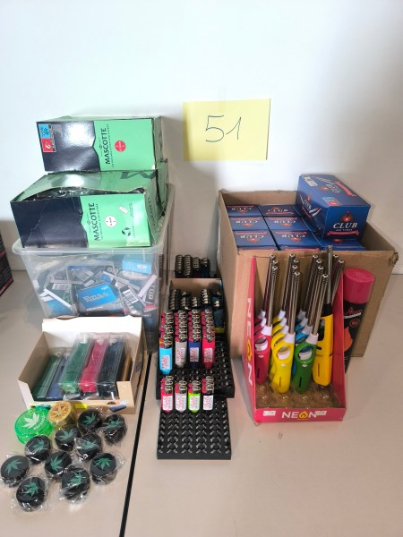 Een assortiment rookartikelen (aanstekers, vuurdoosjes, sigarettenpapier,…) – kavel bij Auctionline, Anderlecht