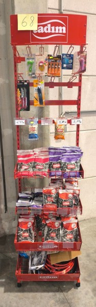 Een rood TADIM-display met pijpjes en diverse artikelen – kavel bij Auctionline, Anderlecht