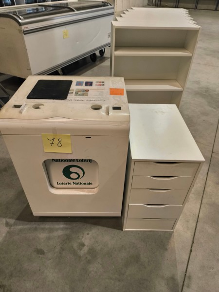 Een set witte houten meubels en een toonbank „Loterie Nationale“ – kavel bij Auctionline, Anderlecht