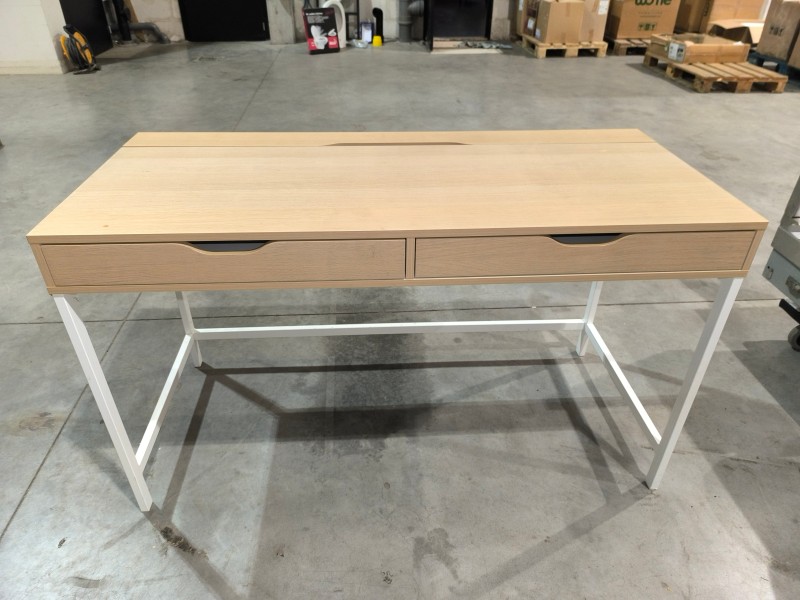 Een houten bureau met witte metalen poten (132x58) – kavel bij Auctionline, Anderlecht