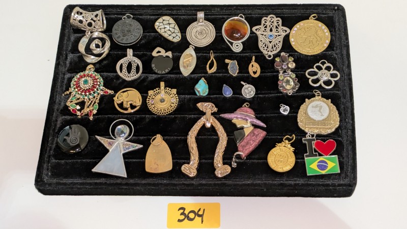 Een partij diverse hangers – kavel bij Auctionline, Anderlecht