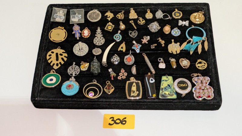 Een partij diverse hangers – kavel bij Auctionline, Anderlecht