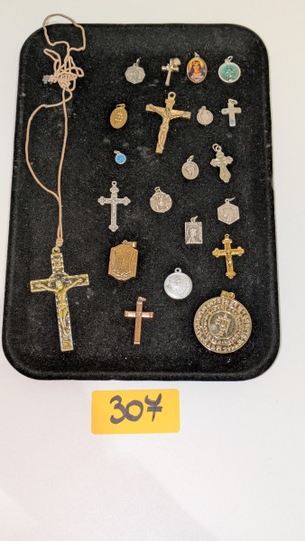 Een partij religieuze hangers – kavel bij Auctionline, Anderlecht