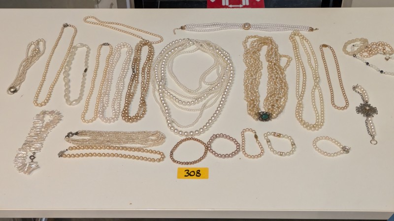 Een partij kettingen en armbanden met parels – kavel bij Auctionline, Anderlecht