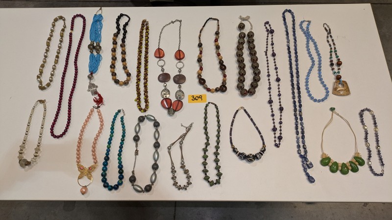 Een partij van 21 diverse kettingen – kavel bij Auctionline, Anderlecht