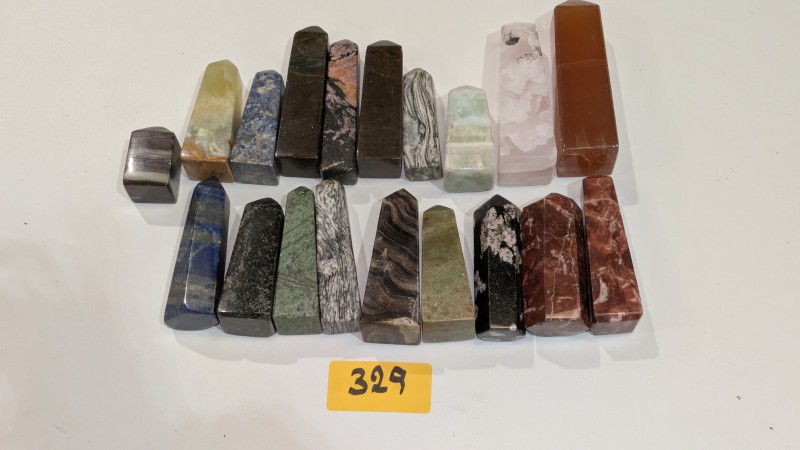 Een set van 17 obelisken van marmer of travertijn – kavel bij Auctionline, Anderlecht