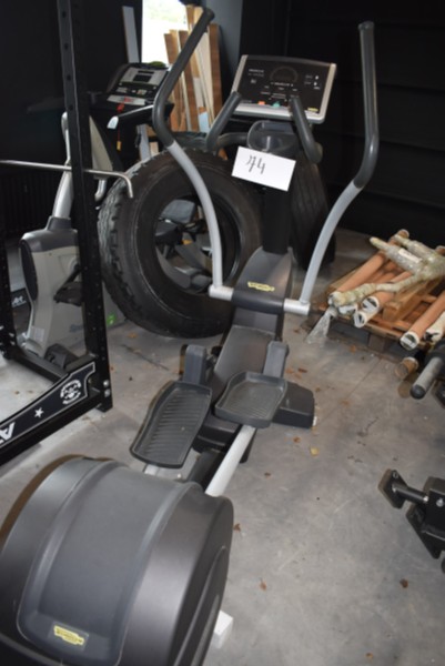 Een TECHNOGYM-elliptische trainer – kavel bij Auctionline, Anderlecht