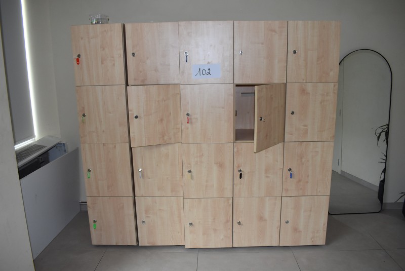 Een houten kleerkast met 20 vakken en sleutels – kavel bij Auctionline, Anderlecht