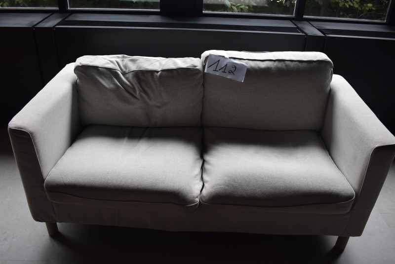 Een beige stoffen tweezitsbank – kavel bij Auctionline, Anderlecht