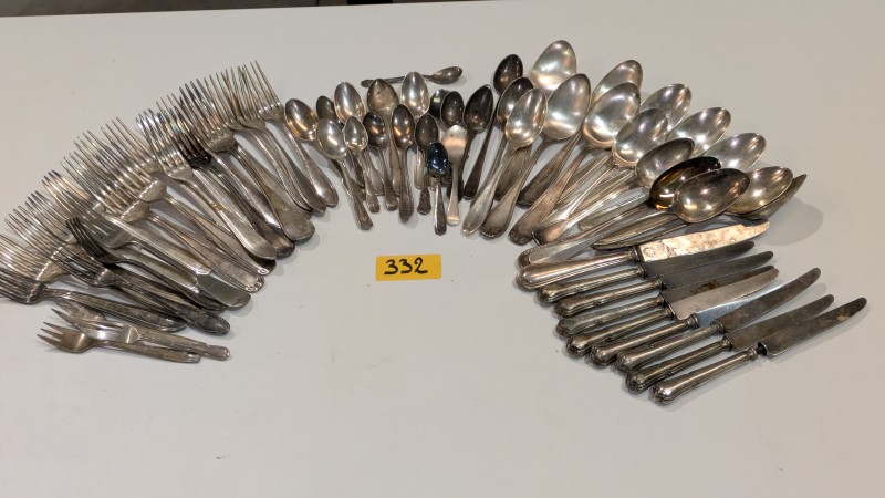 Een set van divers bestek van verzilverd metaal – kavel bij Auctionline, Anderlecht