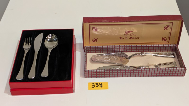 Een doos met 1 taartset (2-delig) + 1 bestekdoos (onvolledig) – kavel bij Auctionline, Anderlecht