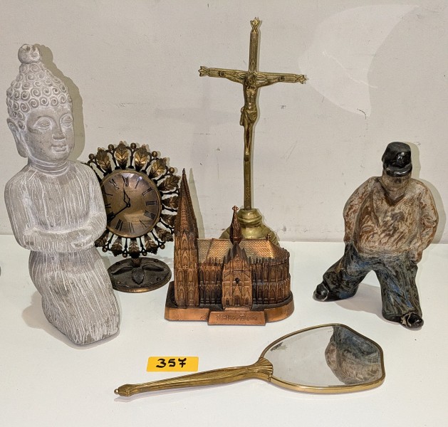 Een assortiment diverse decoratieve voorwerpen (2 beeldjes + een handspiegel + een muziekdoosje + Christusbeeldje + een klein tafelklokje) – kavel bij Auctionline, Anderlecht