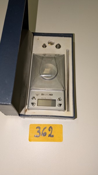 Een kleine juweliersweegschaal van DIAMOND (max. 20 g, in kistje) – kavel bij Auctionline, Anderlecht