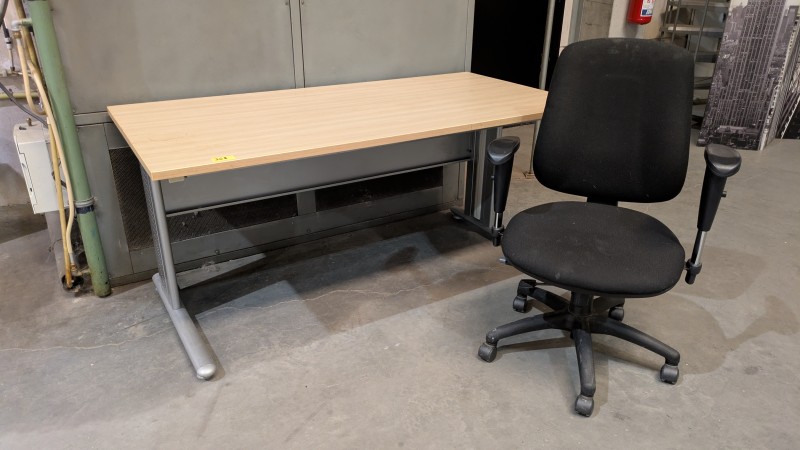 Een groot bureau van licht hout met metalen onderstel – kavel bij Auctionline, Anderlecht