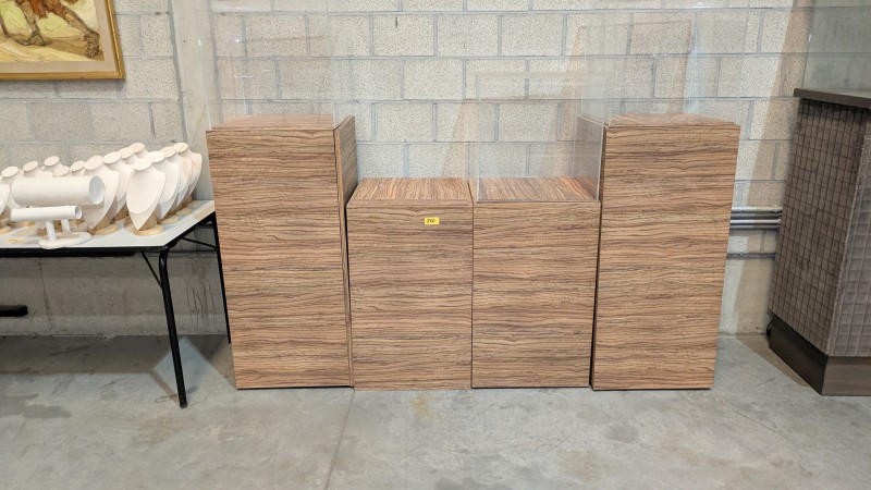 4 lichte houten kasten + 3 plexiglasblokken – kavel bij Auctionline, Anderlecht
