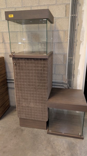 2 vitrinekasten voor winkels + kast met 1 deur – kavel bij Auctionline, Anderlecht