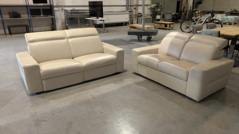 2 beige leren sofa's (waarvan 1 elektrisch) van Château d'AX – kavel bij Auctionline, Anderlecht