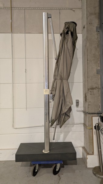 Een parasol (3 m x 3 m) met verzwaarde voet – kapot – kavel bij Auctionline, Anderlecht