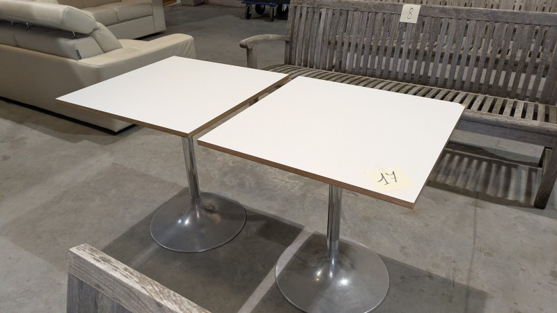 2 vierkante tafels van wit hout met roestvrijstalen middenpoot – kavel bij Auctionline, Anderlecht