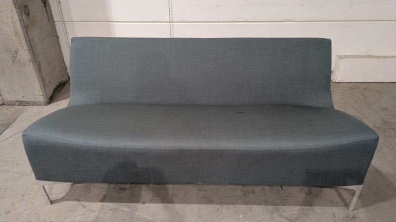 Een blauwe stoffen bank met wit metalen frame – kavel bij Auctionline, Anderlecht