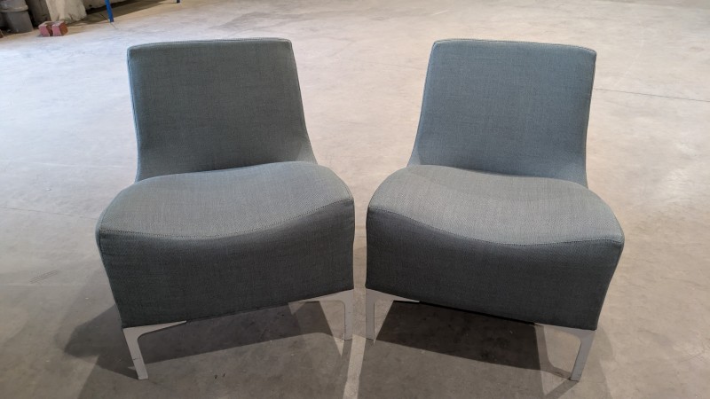 Een set van 2 fauteuils zonder armleuningen van blauwe stof en wit metalen frame – kavel bij Auctionline, Anderlecht