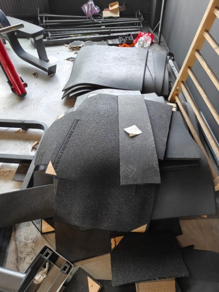 Een set vloerplaten – diverse afmetingen en uitsnijdingen (ligt nog in de garage – dunner dan die in de zaal) – kavel bij Auctionline, Anderlecht
