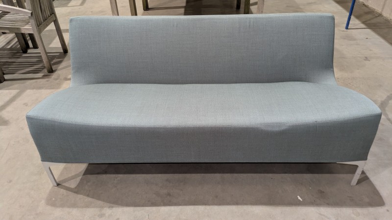 Een blauwe stoffen bank met wit metalen frame – kavel bij Auctionline, Anderlecht