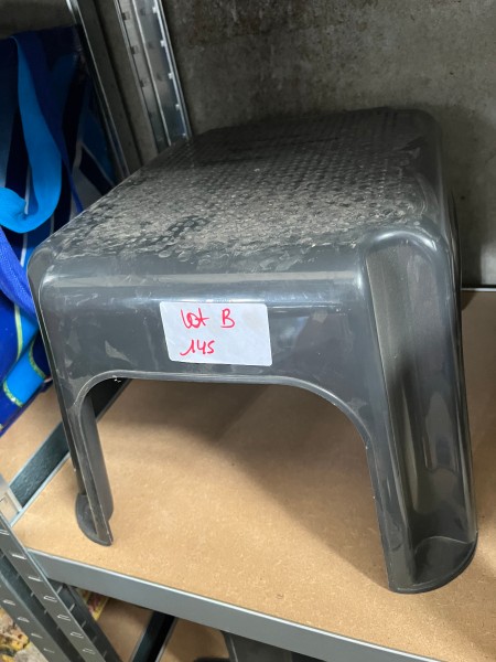 LOT B145 - Lot de 3 marchepieds en plastique – kavel bij Auctionline, Leglise