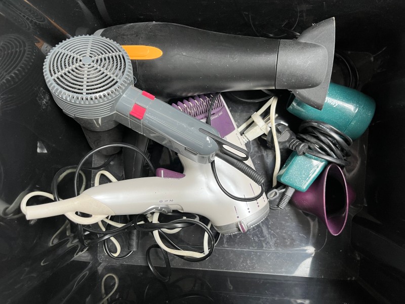 LOT B17 - Lot de sèche-cheveux et appareils de coiffure en bac – kavel bij Auctionline, Leglise