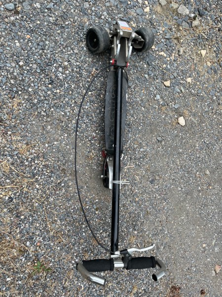 LOT B247 - Trottinette articulée Cilo à trois roues – kavel bij Auctionline, Leglise
