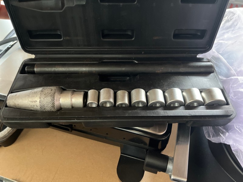 LOT B263 - Bac d’outillage et de fournitures avec perceuse Black & Decker et pistolet Parkside – kavel bij Auctionline, Leglise