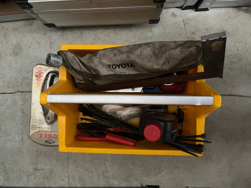 LOT B264 - Bac d’outillage automobile avec trousse Toyota et accessoires divers – kavel bij Auctionline, Leglise