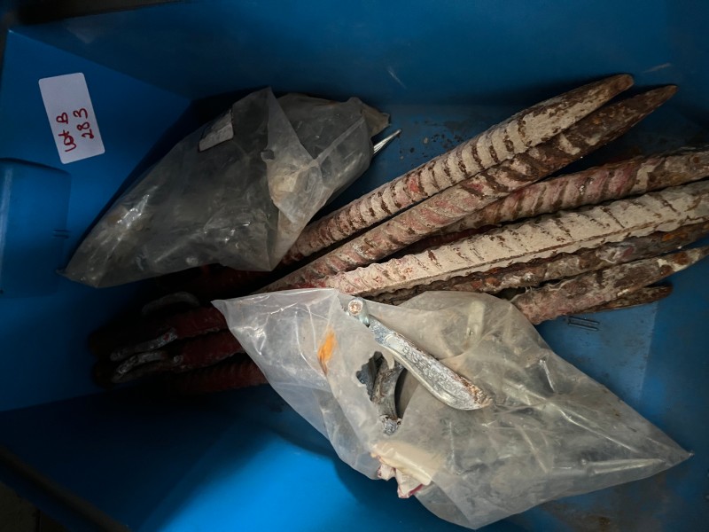 LOT B283 - Lot d'outillage de maçon – pinces à coffrage, piquets et accessoires – kavel bij Auctionline, Leglise