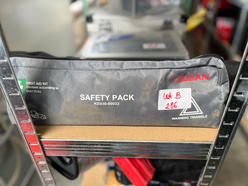 LOT B286 - Kit de sécurité automobile Nissan avec trousse de secours et triangle – kavel bij Auctionline, Leglise