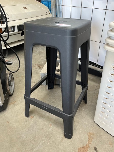 LOT B29 - Trois tabourets hauts empilables en plastique anthracite – kavel bij Auctionline, Leglise