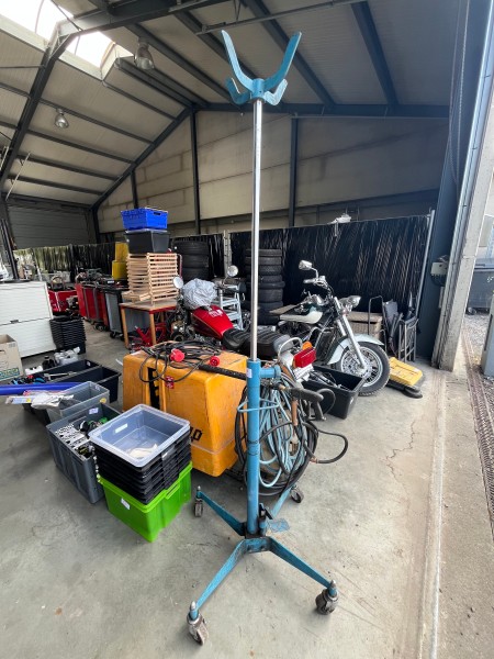 LOT B311 - Vérin de fosse hydraulique AC Hydraulic avec selle de transmission – kavel bij Auctionline, Leglise