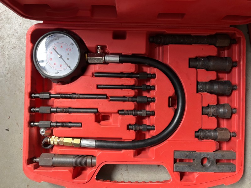LOT B314 - Coffret de contrôle de compression pour moteurs diesel TU-15 – kavel bij Auctionline, Leglise