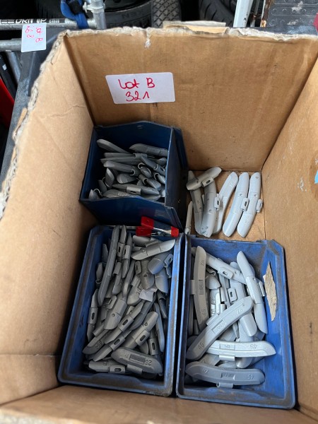 LOT B321 - Assortiment de masses d’équilibrage à agrafe pour roues – kavel bij Auctionline, Leglise
