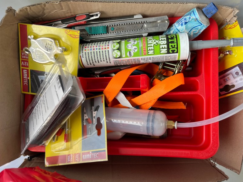 LOT B332 – Lot de matériel de bricolage et accessoires divers – kavel bij Auctionline, Leglise