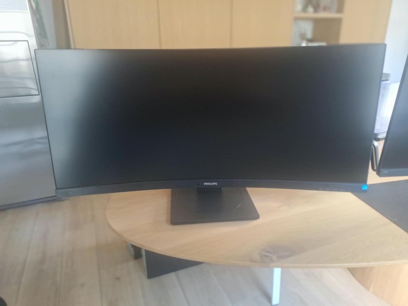 2 computerschermen – kavel bij Auctionline, Kortrijk