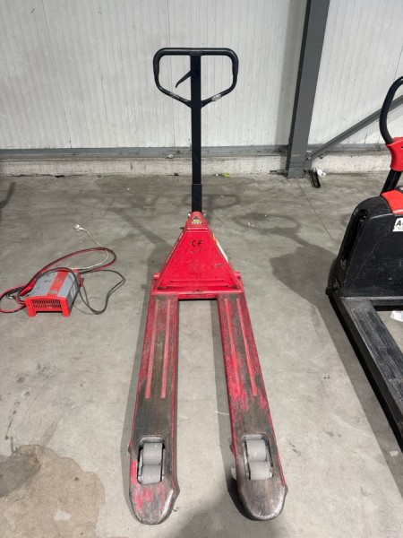 Rode manuele transpallet van KRAMP met twee metalen vorken en zwarte handgreep – kavel bij Auctionline, Sint-Lievens-Houtem