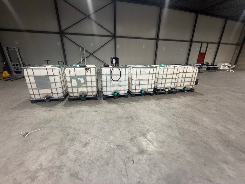 6 kunststof IBC-vloeistoftanks in metalen beschermroosters op kunststof pallets – kavel bij Auctionline, Sint-Lievens-Houtem
